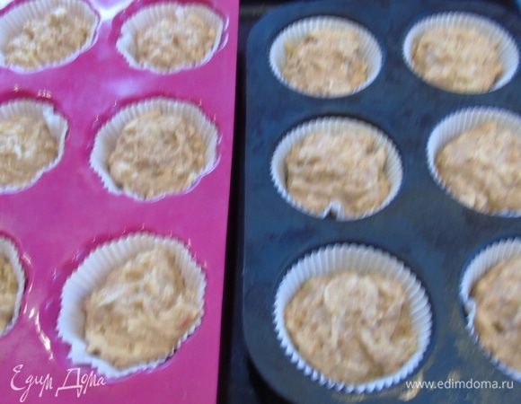 Выкладываем в формочки. Если используете силиконовые или бумажные, то просто выкладывайте  тесто, а если другие, то смажьте сливочным маслом.