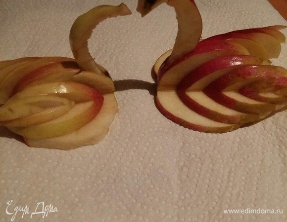 Вот примерно такие лебеди у вас получатся из одного яблока. Готовых лебедей можно сбрызнуть лимонным соком, чтобы не потемнели.