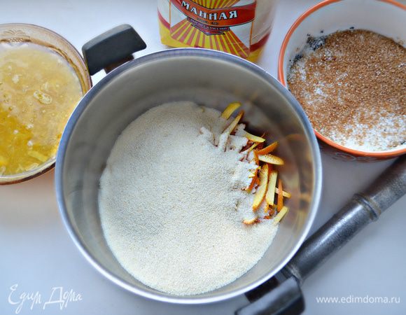 К цедре добавьте сахар, муку, соду, разрыхлитель.