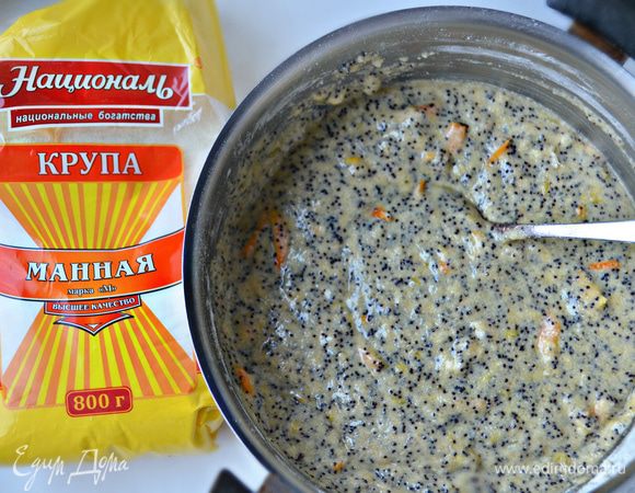 В миске смешайте манку ТМ «Националь», маково-сахарную смесь и мучную с цедрой. Растительное масло смешайте с апельсиновым соком и порционно вводите в мучную смесь.  Затем аккуратно все перемешайте до однородности.