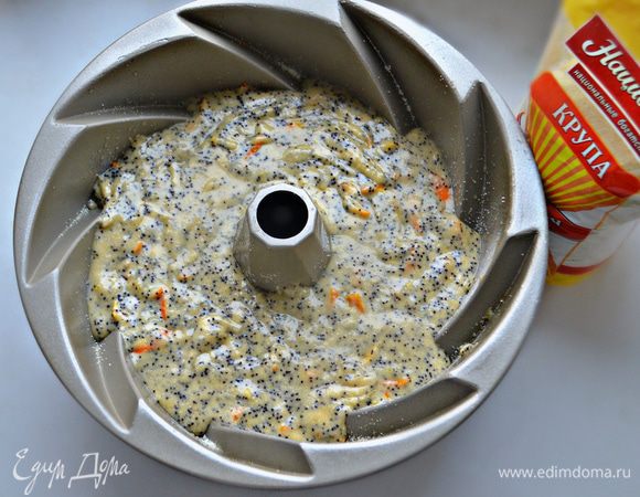 Форму для выпечки смажьте растительным маслом, слегка присыпьте манкой и выложите тесто. Разровняйте сверху лопаткой. Выпекайте в разогретой до 180°С духовке около 50 мин. Готовность кекса проверяйте деревянной шпажкой.