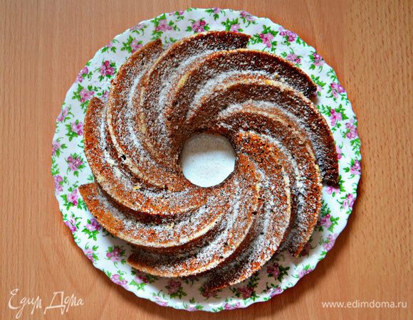 Готовому кексу дайте немного остыть в форме и затем выложите на блюдо, посыпав сахарной пудрой.