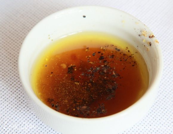 Все ингредиенты для соуса хорошо смешиваем в отдельной посуде.