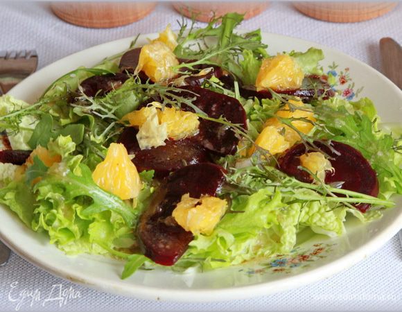 Поливаем салат соусом и сразу подаем. Это невероятно вкусно, стоит попробовать. Смачного!