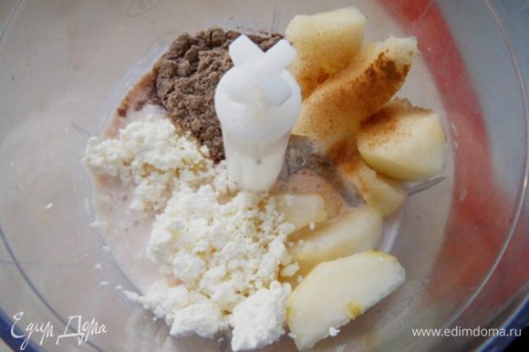 Спелую грушу вымыть, почистить и нарезать кусочками. Поместить в блендер грушу, творог, йогурт или кефир, муку льняную и корицу.