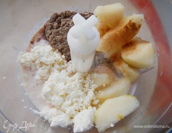 Спелую грушу вымыть, почистить и нарезать кусочками. Поместить в блендер грушу, творог, йогурт или кефир, муку льняную и корицу.