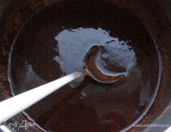 В кастрюле нагреть масло, какао и сахар. Смешать до однородности.