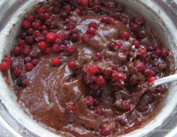 Добавить ягоду. Можно взять любую — и свежую, и замороженную,и бруснику и смородину, и вообще, какую вы любите. Но предварительно лучше разморозить ягоду, иначе шоколадная смесь сразу схватывается.