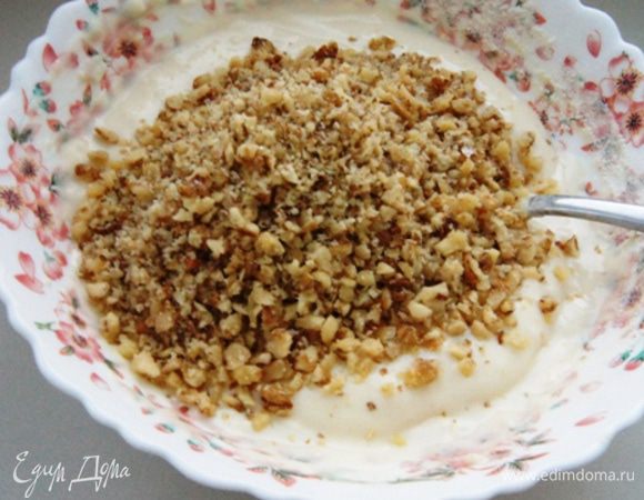 Для орехового слоя смешать яйца, сметану и сахар. Добавить муку и измельченные орехи. Перемешать.