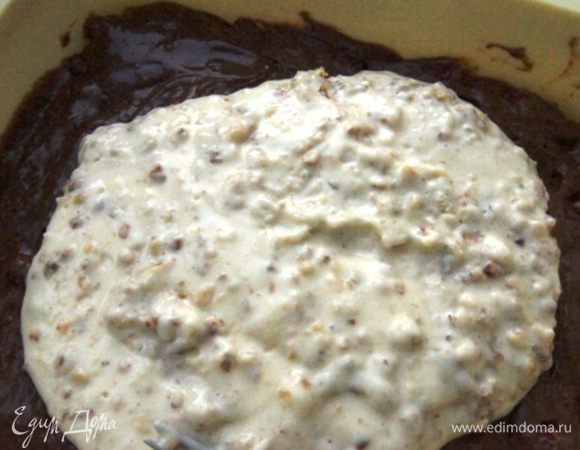 Форму смазать маслом, если используете, как я, силиконовую, то не нужно.
Нижним слоем выкладываем шоколадно-брусничное тесто, а сверху разровнять ореховое. Выпекать в разогретой до 180°С духовке 35-40 минут.