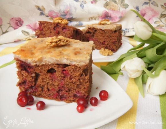 Нарезать на красивые кусочки и пить чай. На второй день пирог мне показался еще ароматнее и нежнее.