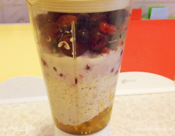 В стационарный миксер (блендер) заложить апельсиновый джем, рубленые грецкие орехи, овсяные хлопья от ТМ «Националь», ассорти из замороженных ягод, соевое молоко. Ягоды не размораживаем. 