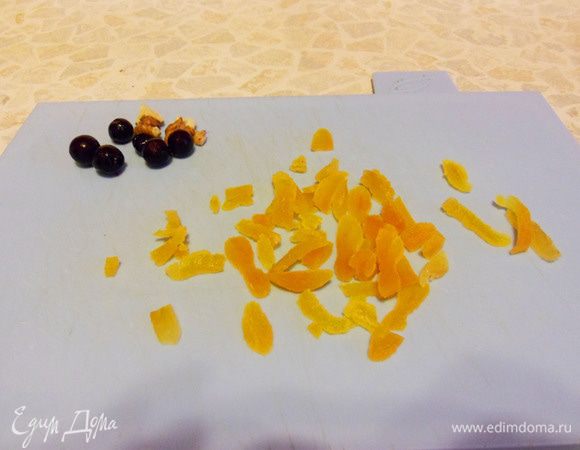 Для украшения нарежем курагу (она у меня мягкая, предварительного замачивания не понадобилось). Оставим несколько целых ягод и немного грецких орехов.