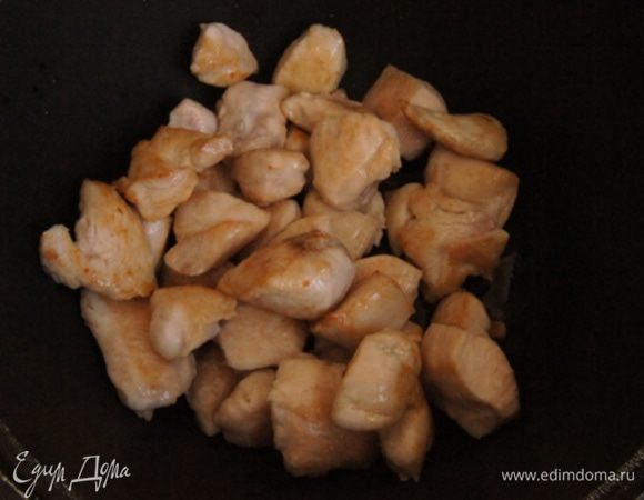 Филе куриное промыть, обсушить, нарезать кубиками. Обжарить на разогретой сковородке на растительном масле по 1 минуте с каждой стороны. 