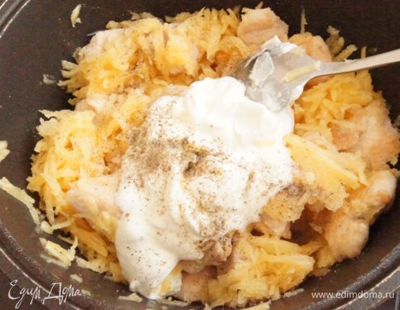 Можно готовить и в сковороде, но я переложила все в казанок вместе с маслом от жарки. Кабачки очистить и натереть на крупной терке. Добавить к курице. Влить сметану, добавить раздавленный чеснок, соль и перец. Перемешать и тушить 20 минут на среднем огне. Кабачки дают свою влагу, так что не спешите добавлять воду, просто помешивайте.