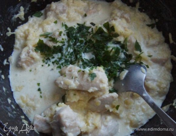 За 5 минут до готовности добавить зелень петрушки (я брала замороженную ). Перемешать и  можно подавать на стол. Какой аромат стоит, словами не передать (не жалейте чеснока, пары зубчиков будет мало).