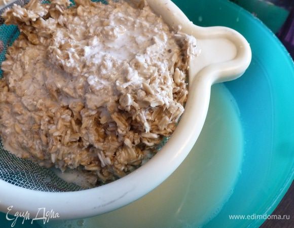 Процедим через ситечко замоченные хлопья. Они нам не нужны, их выбросим.