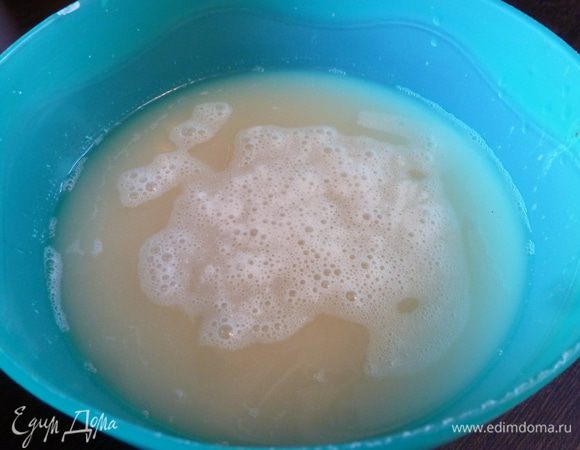 Останется вот такая жидкость. Посолим ее и добавим сахар. Количество сахара я указала на свой вкус. Если вы сладкоежка, то  сахара нужно побольше на такое количество киселя.