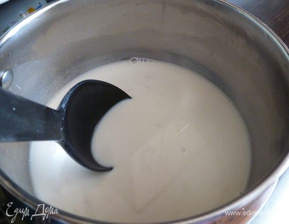 Поставим ее на средний огонь и доведем до кипения. Необходимо помешивать, так как кисель может пригореть. Сначала жидкость будет по консистенции, как вода, а потом вы почувствуете, как она становится густой (заваривается) и на вид станет белее. Как только пойдут первые бульки, снимаем кисель с огня и разливаем по подготовленным вазочкам (кружкам, тарелкам и т.д.). Поспешите, кисель очень быстро густеет и, хотя на вкусовые качества это не влияет, эстетический вид будет не тот :) Кисель получится комками.