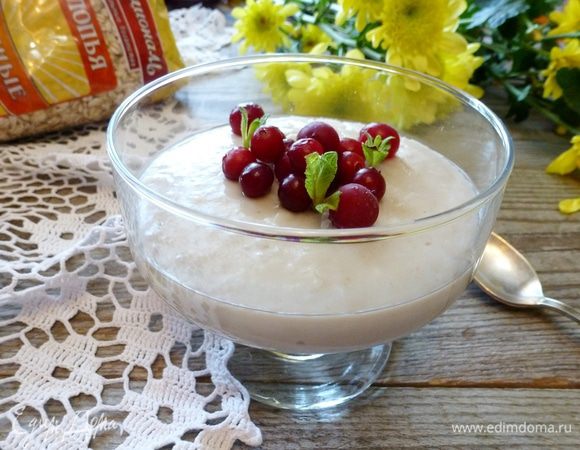 Овсяный кисель можно есть и горячим, и холодным. К нему можно подать мед, варенье, свежие ягоды. Это если вы любите сладкий кисель. Овсяный кисель универсален. Жареные лук или грибы прекрасно сочетаются с этим русским блюдом. Мне, например, нравится добавить к нему пару ложек нерафинированного подсолнечного  масла и все.