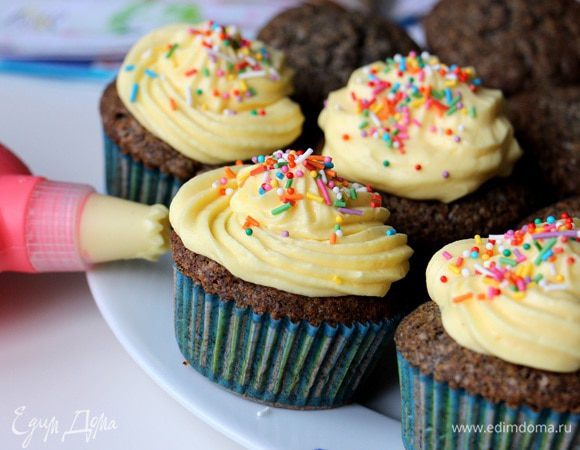 Украшаем кексы кремом, по желанию сверху сыпем кондитерскую посыпку.