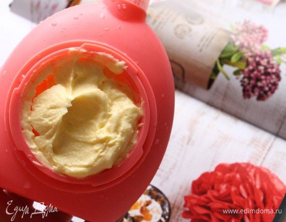 Выкладываем крем в кондитерский мешок.