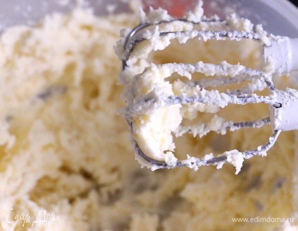 Добавляем 2 ст. л. ложки молока и перемешиваем. По желанию добавляем пищевой краситель (я добавила желтый).