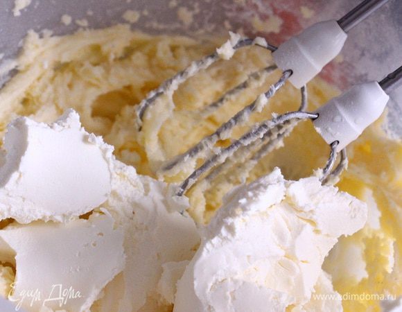 Добавляем творожный сыр и взбиваем.