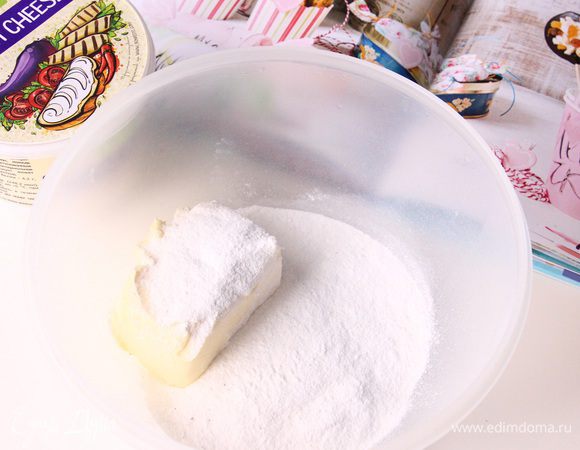 Готовим крем. Взбиваем сливочное масло с сахарной пудрой.