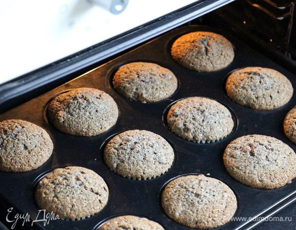 Проверяем готовность кексов зубочисткой. Не пересушите!
Достаем маффины и остужаем.