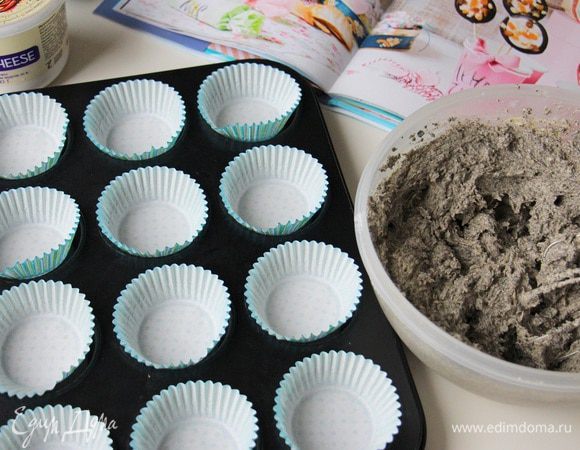 Подготавливаем формочки для маффинов.