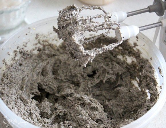 Перемешиваем до консистенции жирной сметаны.