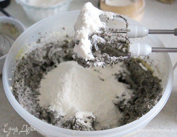 Всыпаем муку с разрыхлителем и хорошо перемешиваем.