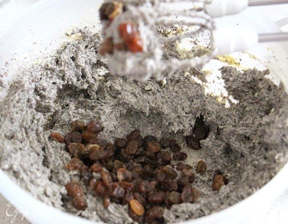 Добавляем изюм.