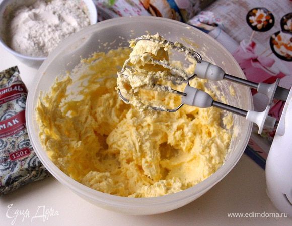 Перемешиваем и взбиваем около 30 сек. — 1 минуты.