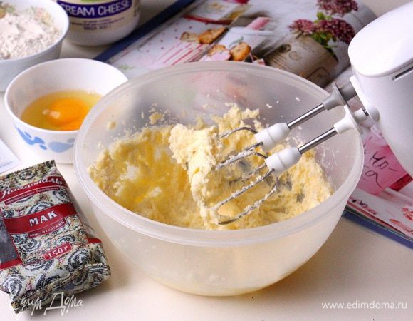 Взбиваем около 2 минут, чтобы капкейки получились рассыпчатыми.