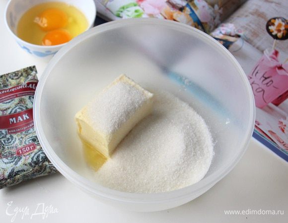 К размягченному маслу добавляем сахар.