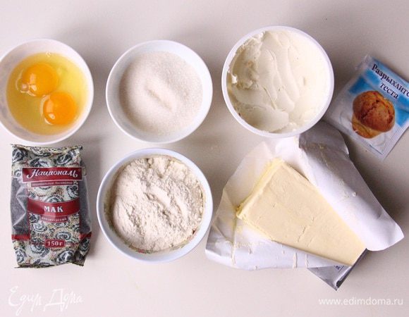 Подготавливаем ингредиенты. Муку смешиваем с разрыхлителем в отдельной чашке. Изюм промываем и замачиваем водой. Разогреваем духовку до 180°С.