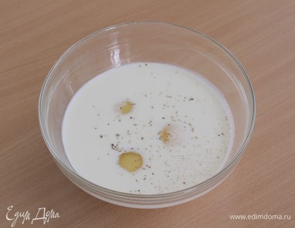 Приготовитьь заливку, смешав молоко с яйцами, посолить, поперчить по вкусу.