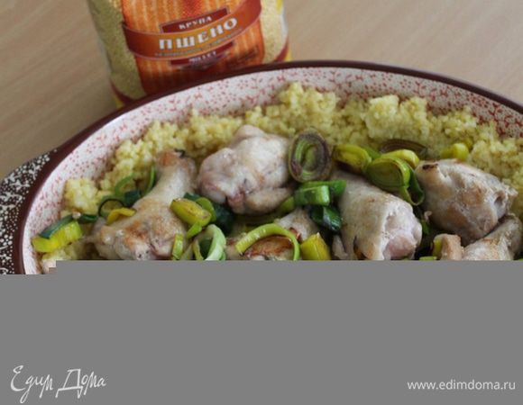 Пшено ТМ «Националь» промыть и отварить в 400 мл кипятка в течение 20 минут. Выложить в форму пшено, сделав бортики. Затем выложить курицу с луком.