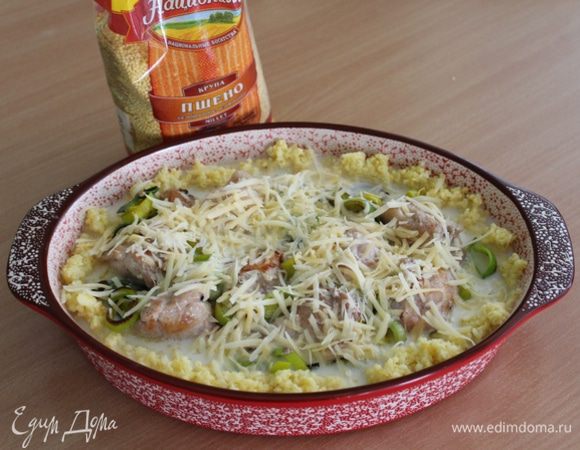 Залить молочно-яичной массой запеканку и посыпать оставшимся сыром. Выпекать в нагретой до 170-180°С духовке около 25 минут. Подавать горячей.