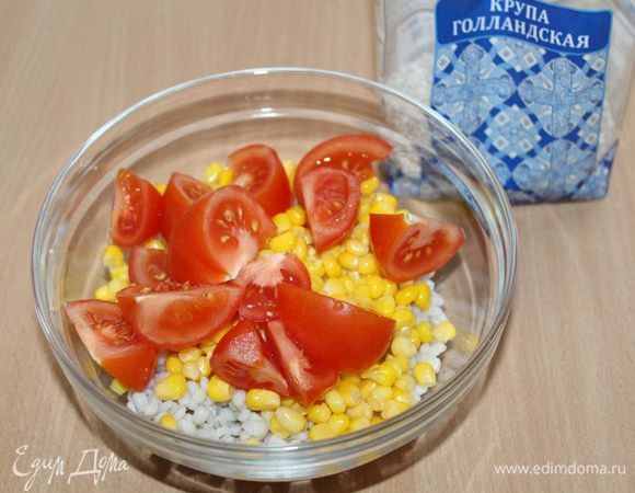 Предварительно отварить перловую крупу ТМ «Националь», добавить кукурузу, помидоры.