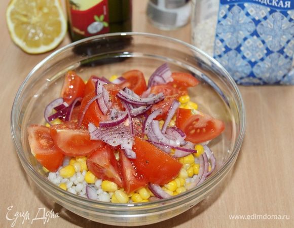 Порезать красный лук, поперчить, посолить, полить лимонным соком.