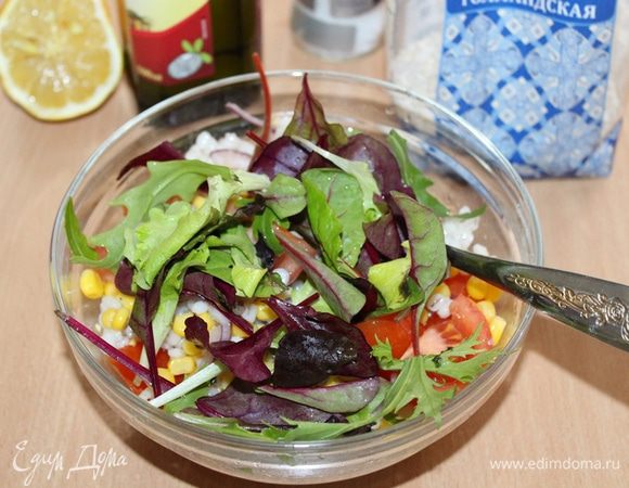 Добавить зелень и оливковое масло, перемешать.