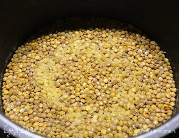 Чечевицу арабскую и чечевицу красную ТМ «Националь» промыть, залить водой и варить в мультиварке в режиме «Варка» 15 минут. Посолить и добавить 1 ст. л. оливкового масла, перемешать и закрыть крышку.