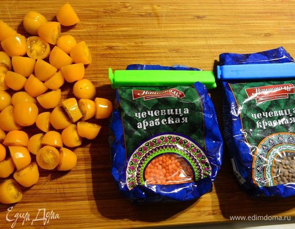 Помидоры черри помыть, просушить и нарезать пополам.