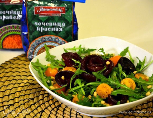 Сверху добавить печеную свеклу, кедровые орешки.