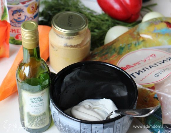 Готовим соус. Смешиваем сметану и майонез. Добавляем белое вино. 