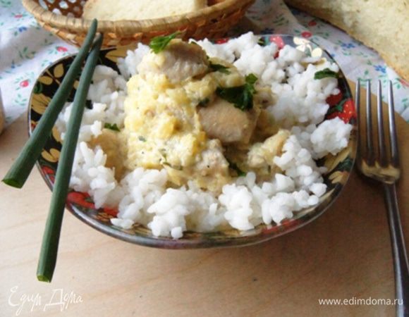 Подавайте курочку с вашим любимым гарниром, а украсить блюдо предлагаю зеленым луком.