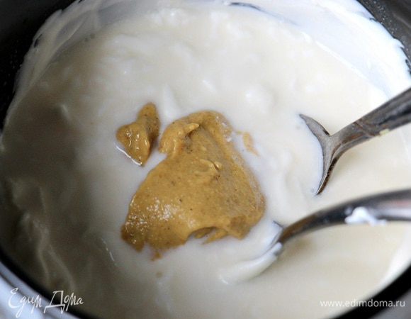 Добавляем горчицу и хорошо перемешиваем. 